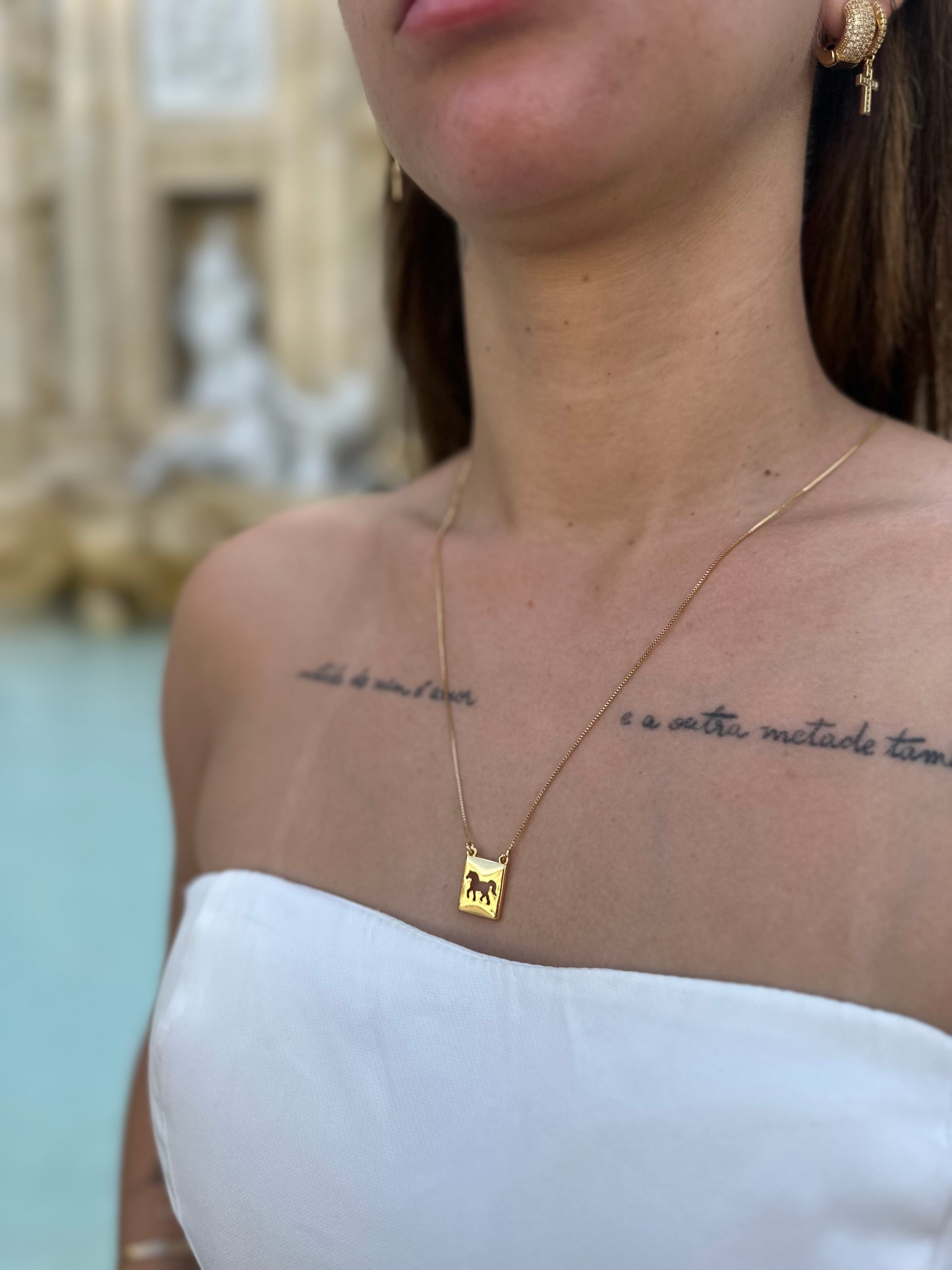 Escapulário veneziana cavalo+ferradura banhado a ouro 18k