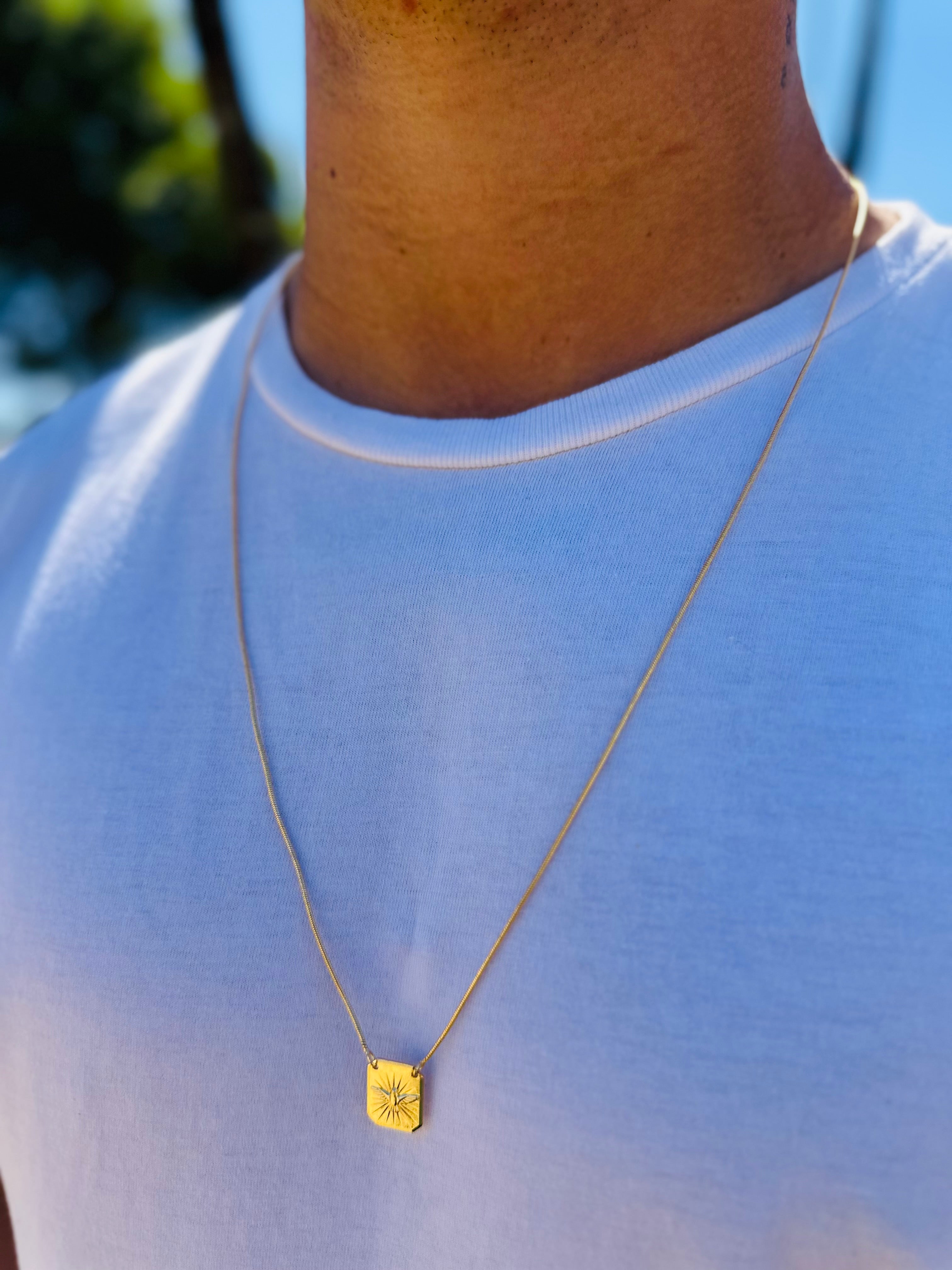 Escapulário Cruz/Pomba banhado a ouro.