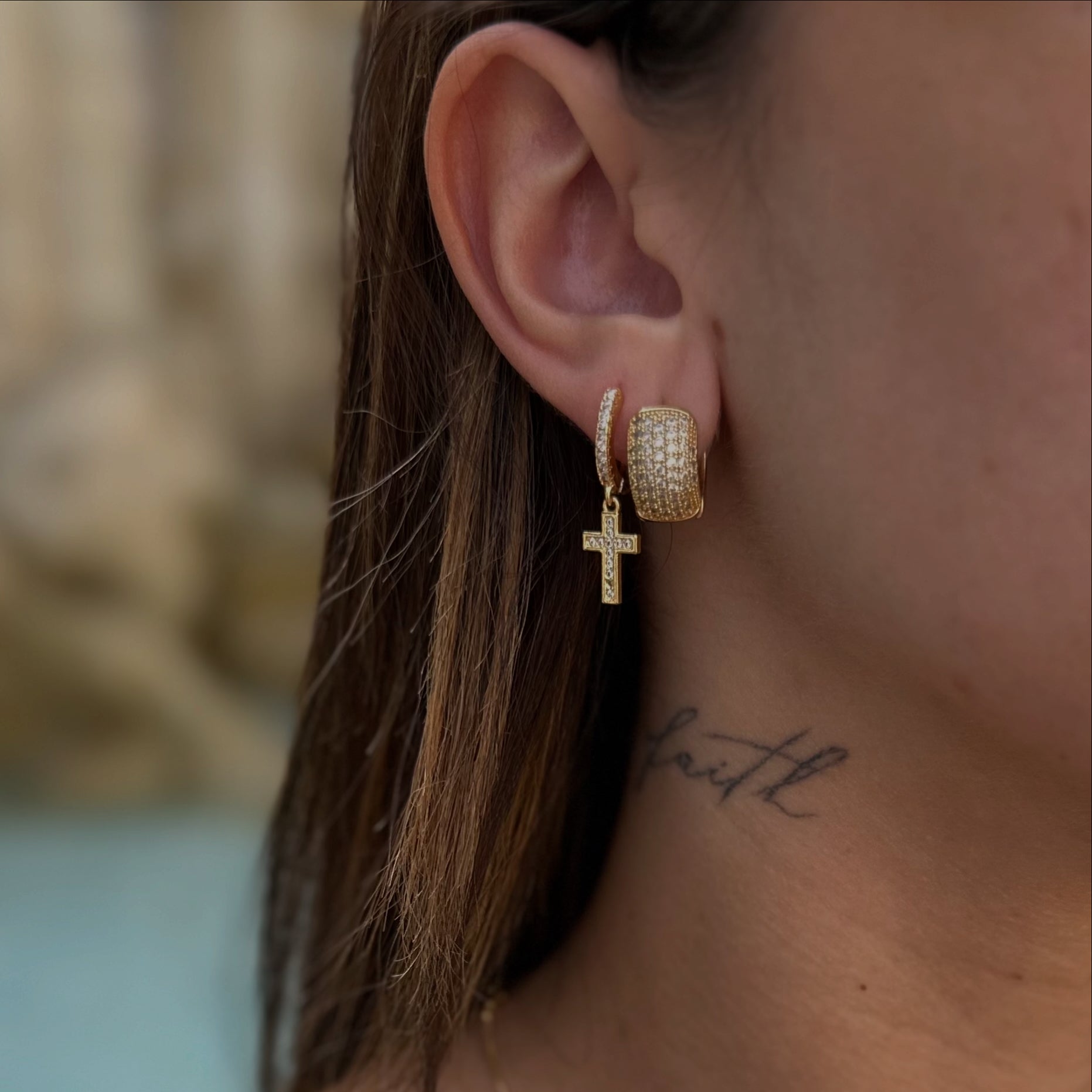 Brinco argola+cruz cravejado banhado a Ouro 18k