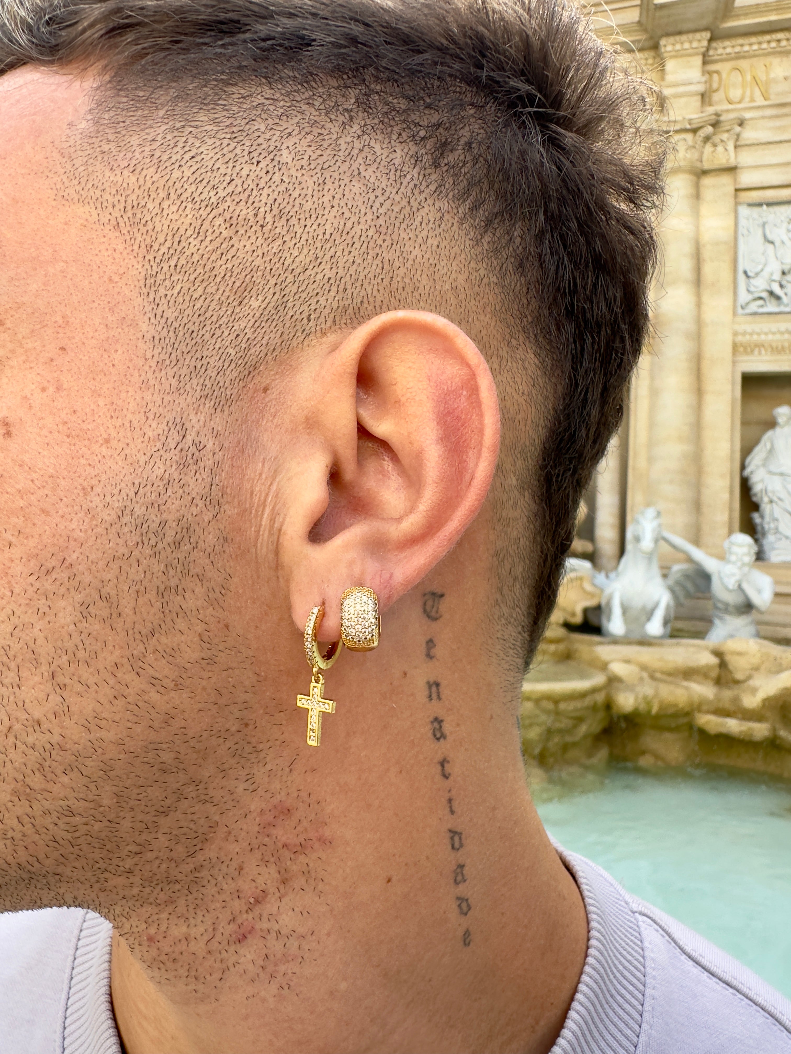 Brinco argola cravejada P banhado a ouro 18k