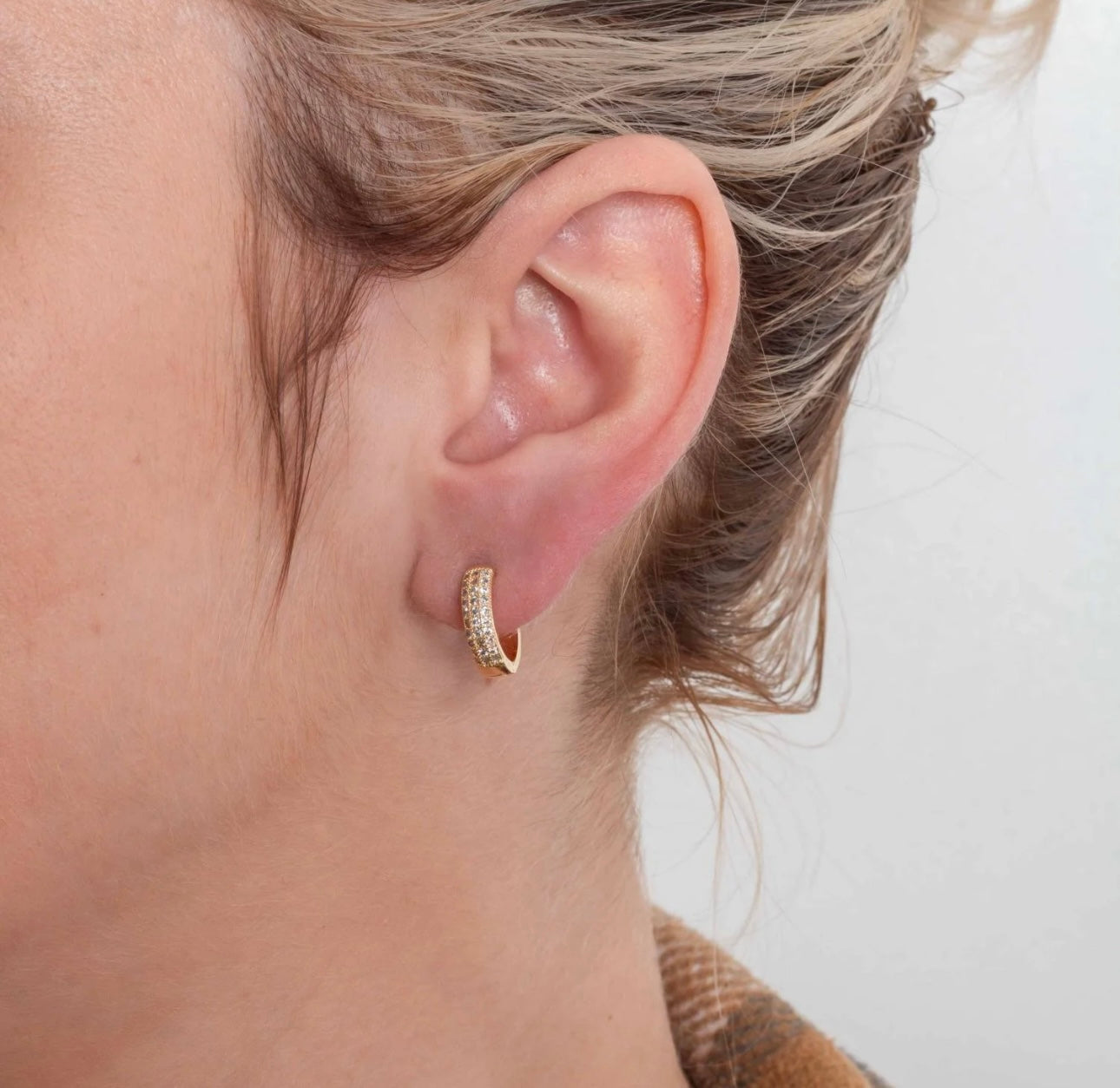 Brinco Argola Articulado Cravejado banhado a Ouro 18k