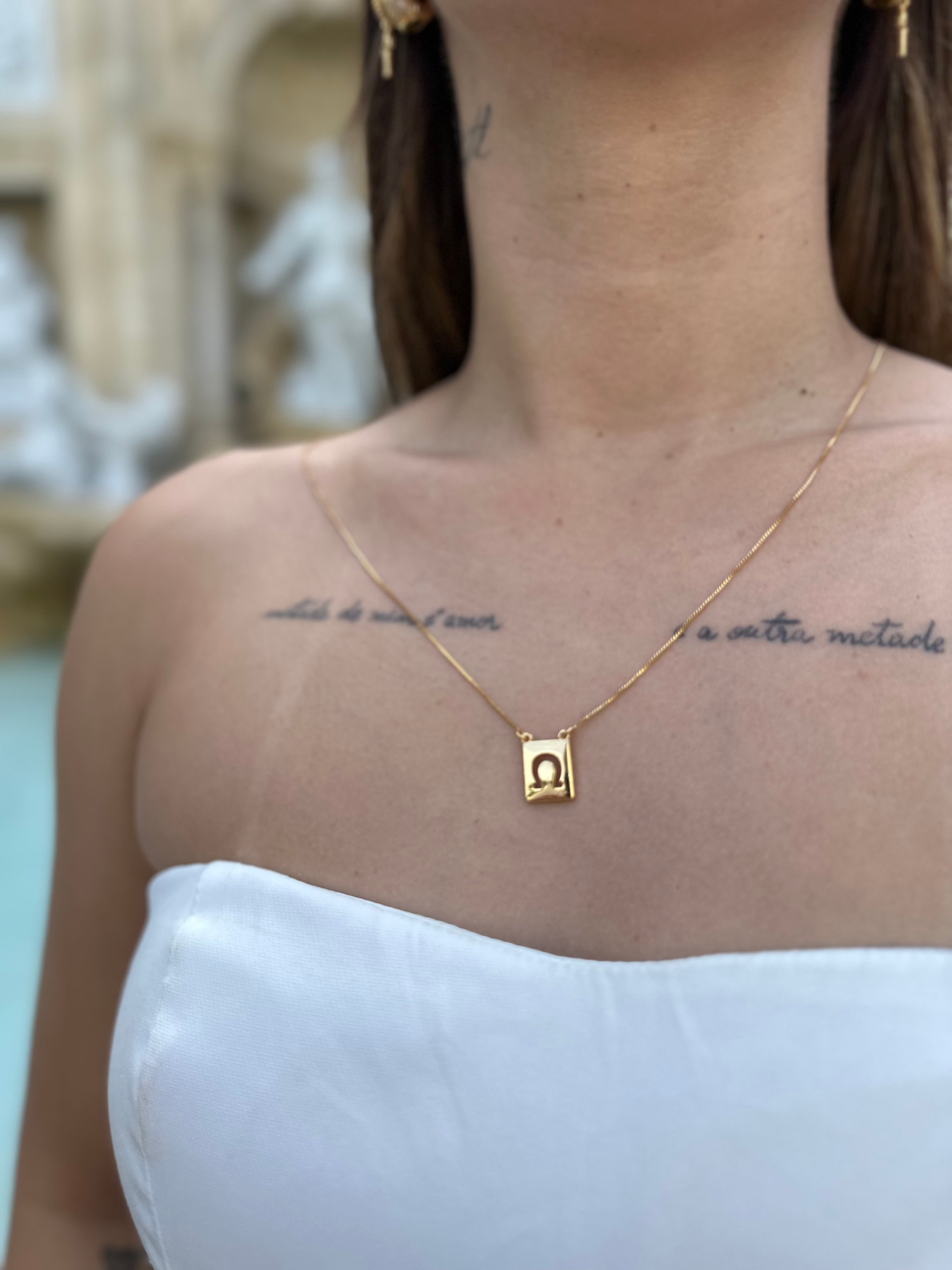 Escapulário veneziana cavalo+ferradura banhado a ouro 18k